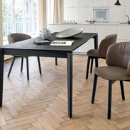 Calligaris DOGMA Udtrækkeligt Spisebord – elegant rektangulær form med solid træfod, designet af Archirivolto