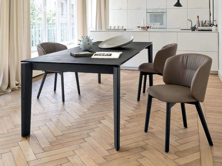 Calligaris DOGMA Udtrækkeligt Spisebord – elegant rektangulær form med solid træfod, designet af Archirivolto