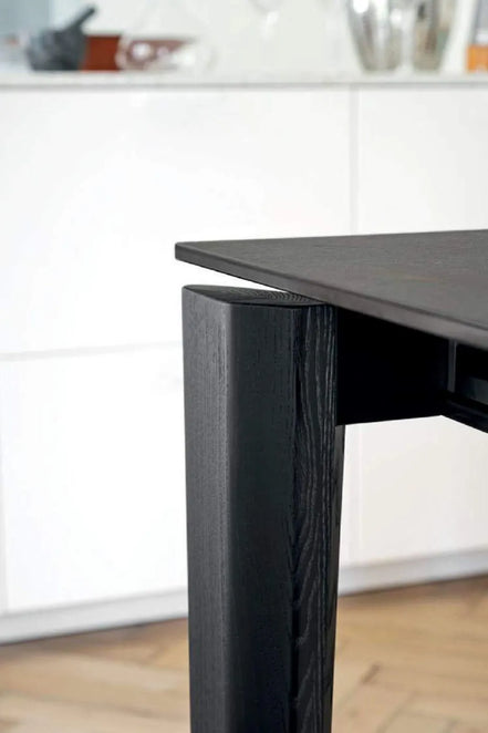 Calligaris DOGMA Udtrækkeligt Spisebord – elegant rektangulær form med solid træfod, designet af Archirivolto