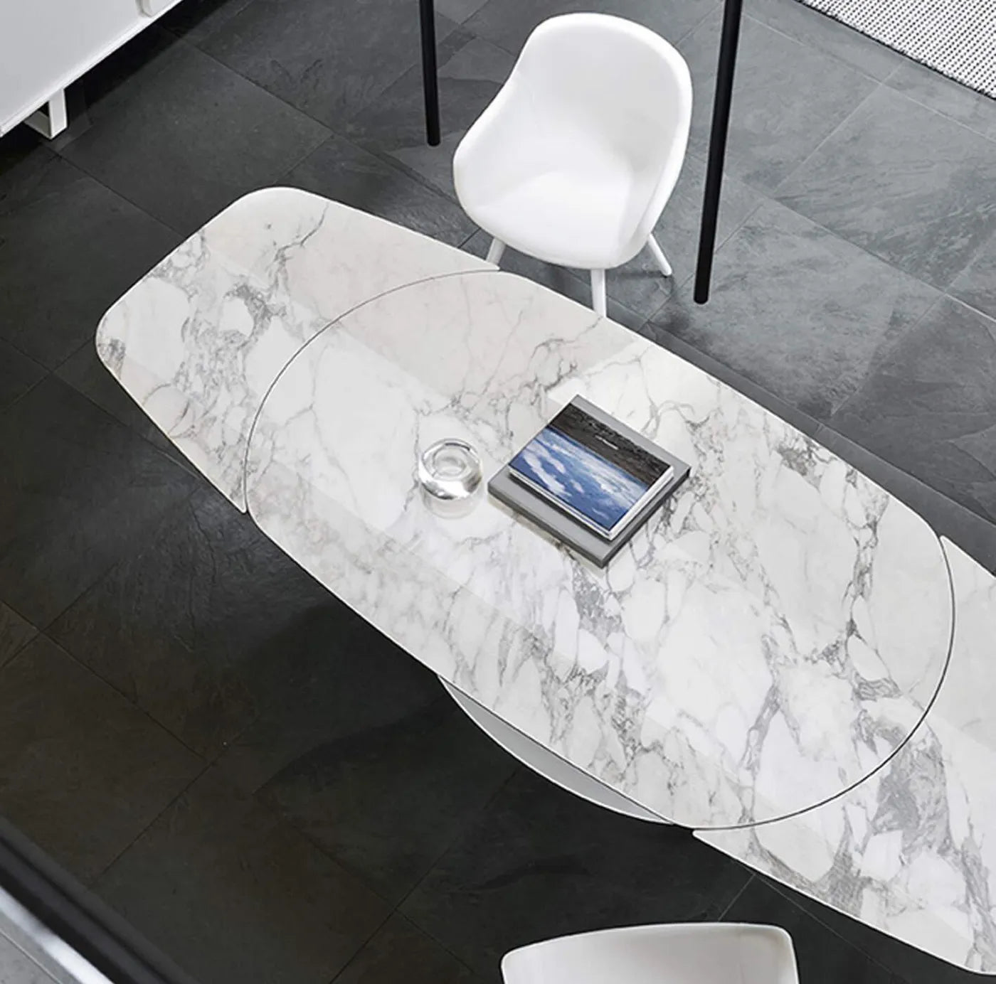 Calligaris ORBITAL – udtrækkeligt spisebord med oval form og central fod, designet af Pininfarina  ￼