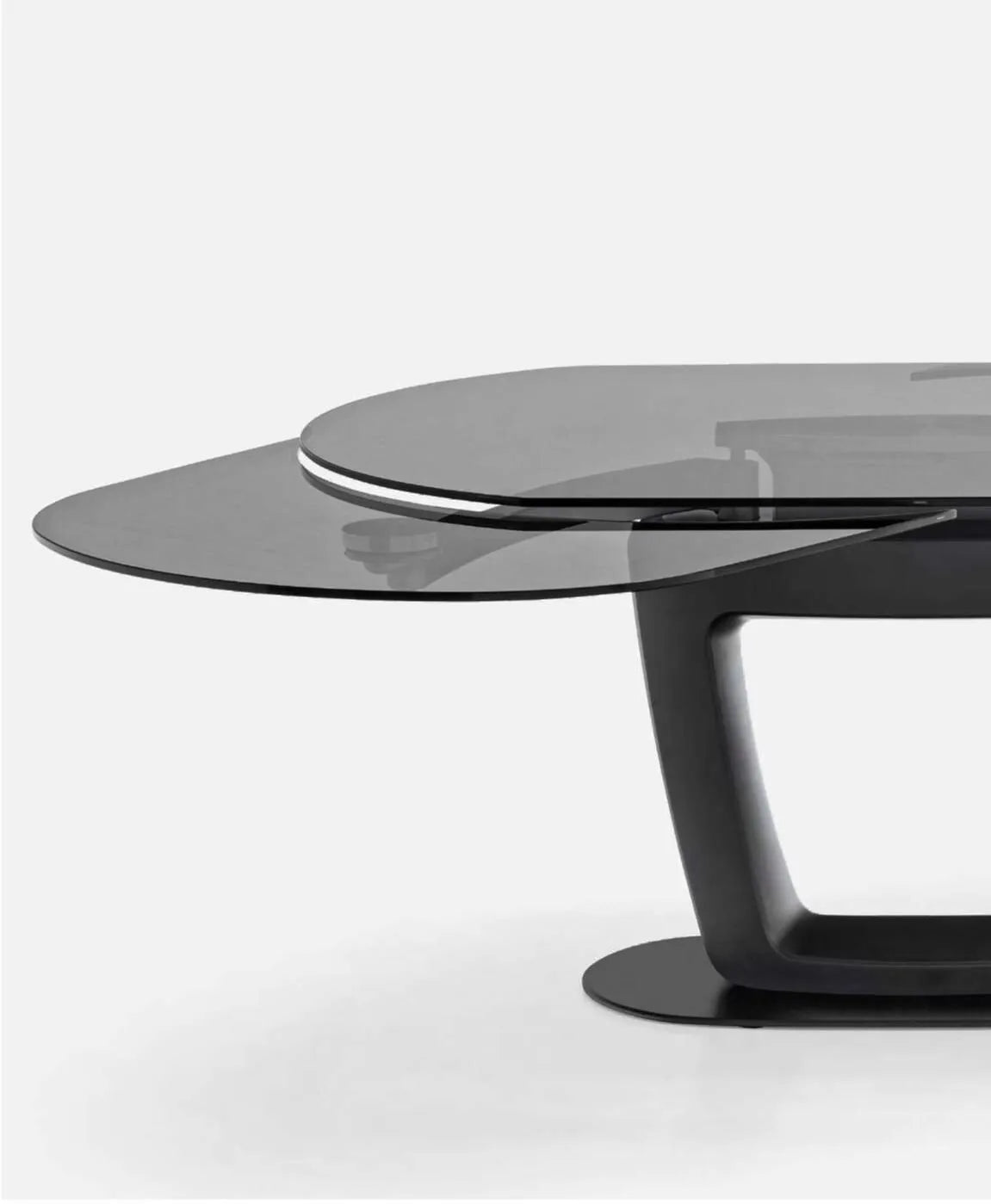 Calligaris ORBITAL – udtrækkeligt spisebord med oval form og central fod, designet af Pininfarina  ￼