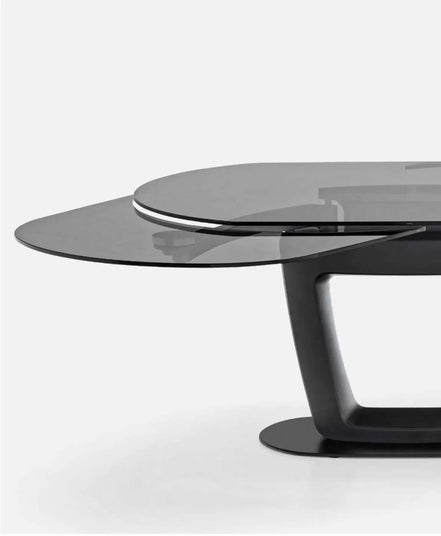 Calligaris ORBITAL – udtrækkeligt spisebord med oval form og central fod, designet af Pininfarina  ￼