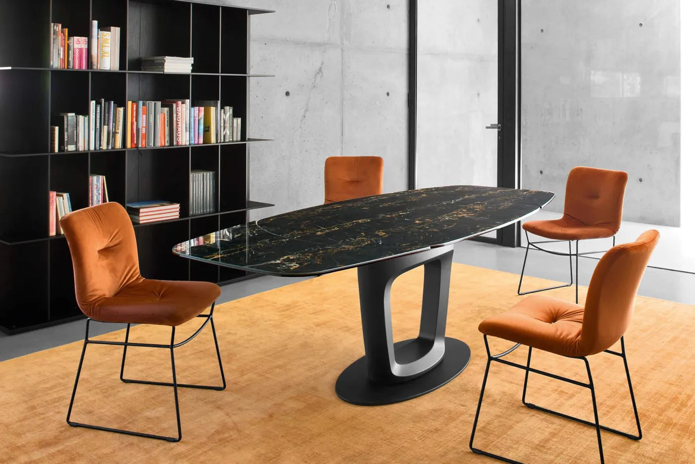 Calligaris ORBITAL – udtrækkeligt spisebord med oval form og central fod, designet af Pininfarina  ￼