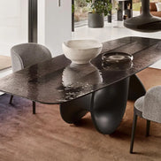 Calligaris SEASHELL – skulpturalt spisebord med base i beton og bordplade i hærdet glas eller keramik, designet af Gino Carollo