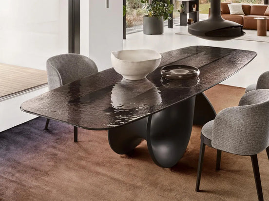 Calligaris SEASHELL – skulpturalt spisebord med base i beton og bordplade i hærdet glas eller keramik, designet af Gino Carollo