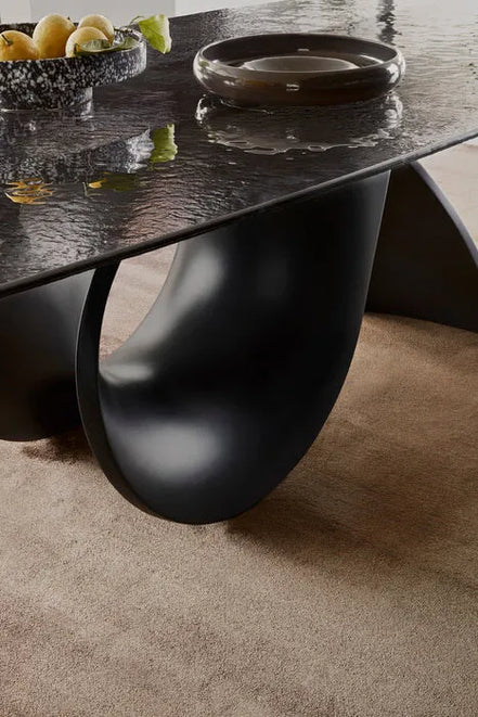 Calligaris SEASHELL – skulpturalt spisebord med base i beton og bordplade i hærdet glas eller keramik, designet af Gino Carollo