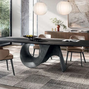 Calligaris SEASHELL – skulpturalt spisebord med base i beton og bordplade i hærdet glas eller keramik, designet af Gino Carollo