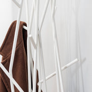 COVO Latva fri‑stående klædekrog – stander i pulverlakeret stål, H 178 cm, designet af Mikko Laakkonen, til både garderobe og rumopdeling