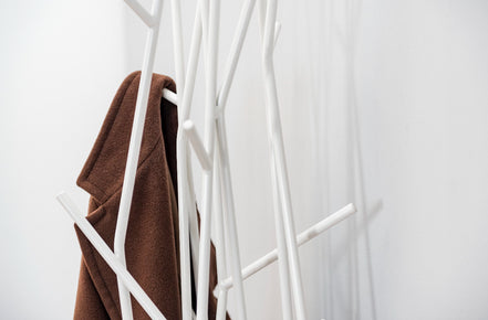 COVO Latva fri‑stående klædekrog – stander i pulverlakeret stål, H 178 cm, designet af Mikko Laakkonen, til både garderobe og rumopdeling