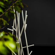 COVO Latva fri‑stående klædekrog – stander i pulverlakeret stål, H 178 cm, designet af Mikko Laakkonen, til både garderobe og rumopdeling