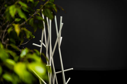 COVO Latva fri‑stående klædekrog – stander i pulverlakeret stål, H 178 cm, designet af Mikko Laakkonen, til både garderobe og rumopdeling