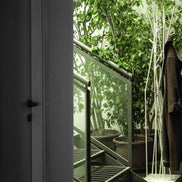 COVO Latva fri‑stående klædekrog – stander i pulverlakeret stål, H 178 cm, designet af Mikko Laakkonen, til både garderobe og rumopdeling