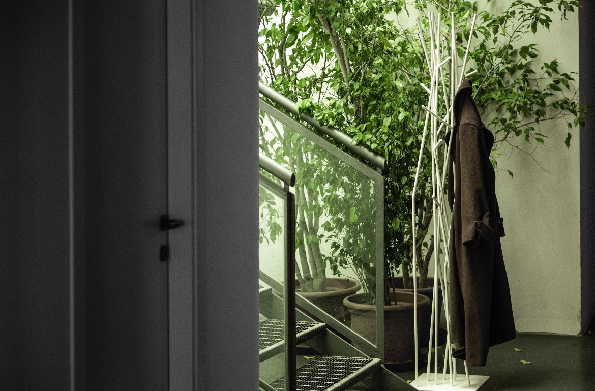 COVO Latva fri‑stående klædekrog – stander i pulverlakeret stål, H 178 cm, designet af Mikko Laakkonen, til både garderobe og rumopdeling