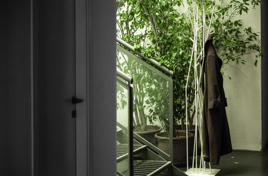 COVO Latva fri‑stående klædekrog – stander i pulverlakeret stål, H 178 cm, designet af Mikko Laakkonen, til både garderobe og rumopdeling