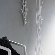 COVO Latva fri‑stående klædekrog – stander i pulverlakeret stål, H 178 cm, designet af Mikko Laakkonen, til både garderobe og rumopdeling