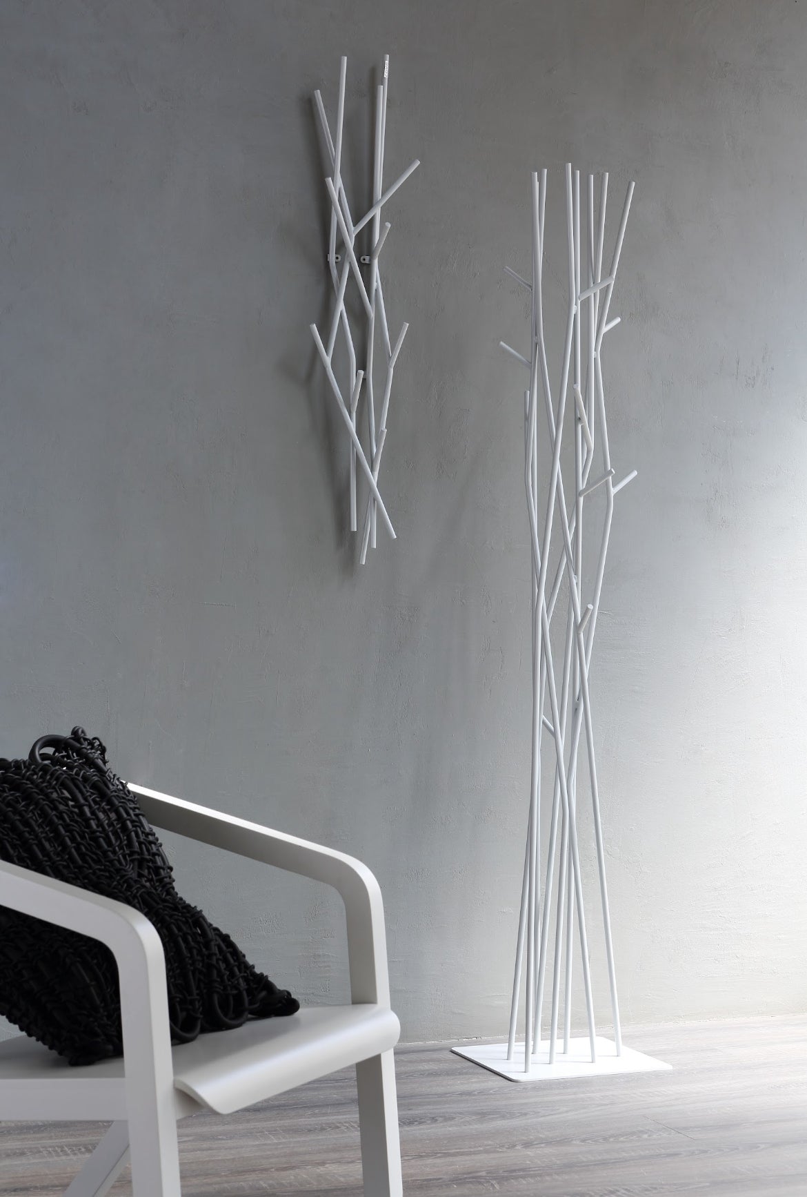 COVO Latva fri‑stående klædekrog – stander i pulverlakeret stål, H 178 cm, designet af Mikko Laakkonen, til både garderobe og rumopdeling