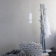 COVO Latva fri‑stående klædekrog – stander i pulverlakeret stål, H 178 cm, designet af Mikko Laakkonen, til både garderobe og rumopdeling