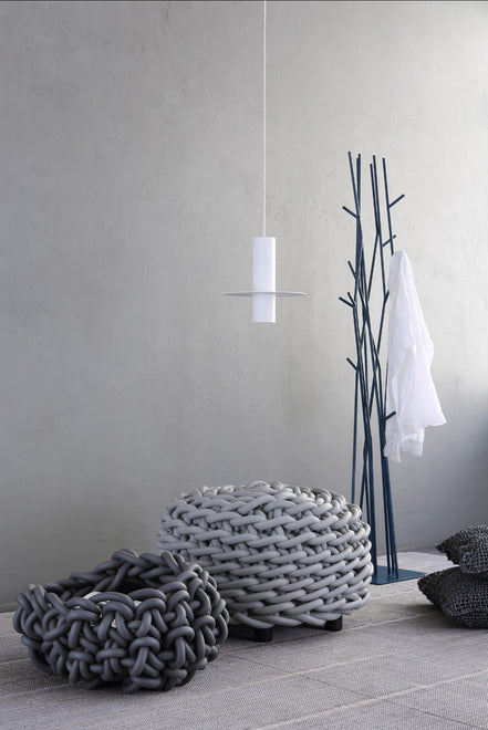 COVO Latva fri‑stående klædekrog – stander i pulverlakeret stål, H 178 cm, designet af Mikko Laakkonen, til både garderobe og rumopdeling