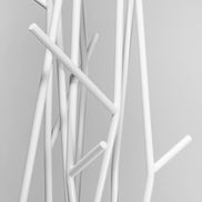 COVO Latva fri‑stående klædekrog – stander i pulverlakeret stål, H 178 cm, designet af Mikko Laakkonen, til både garderobe og rumopdeling