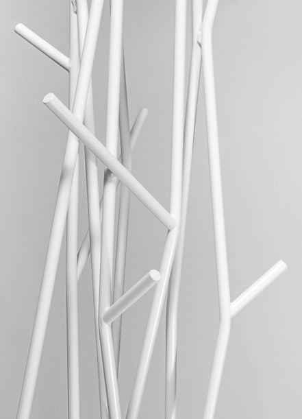 COVO Latva fri‑stående klædekrog – stander i pulverlakeret stål, H 178 cm, designet af Mikko Laakkonen, til både garderobe og rumopdeling