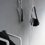 COVO Latva Wall – vægmonteret klædekrog i pulverlakeret stål (22×14×H104 cm), designet af Mikko Laakkonen, Made in Italy