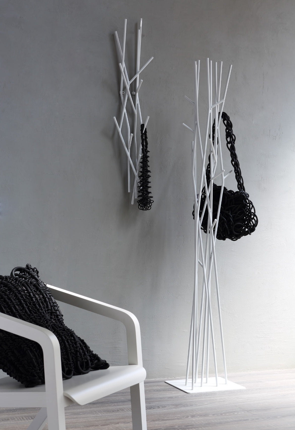 COVO Latva Wall – vægmonteret klædekrog i pulverlakeret stål (22×14×H104 cm), designet af Mikko Laakkonen, Made in Italy