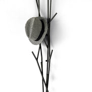 COVO Latva Wall – vægmonteret klædekrog i pulverlakeret stål (22×14×H104 cm), designet af Mikko Laakkonen, Made in Italy