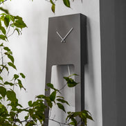 COVO Tiuku Pendulur – minimalistisk gulvur i pulverlakeret stål, designet af Ari Kanerva, H 190 cm