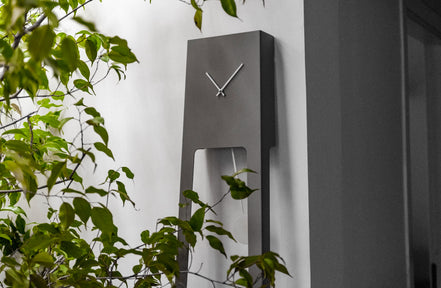 COVO Tiuku Pendulur – minimalistisk gulvur i pulverlakeret stål, designet af Ari Kanerva, H 190 cm