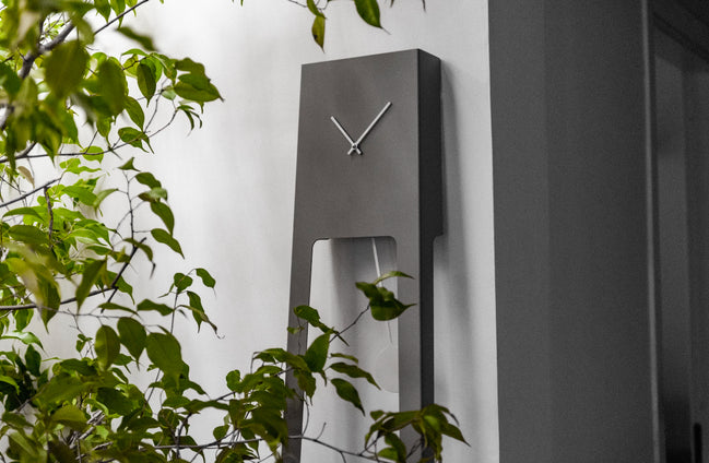 COVO Tiuku Pendulur – minimalistisk gulvur i pulverlakeret stål, designet af Ari Kanerva, H 190 cm