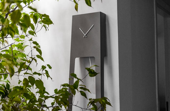 COVO Tiuku Pendulur – minimalistisk gulvur i pulverlakeret stål, designet af Ari Kanerva, H 190 cm