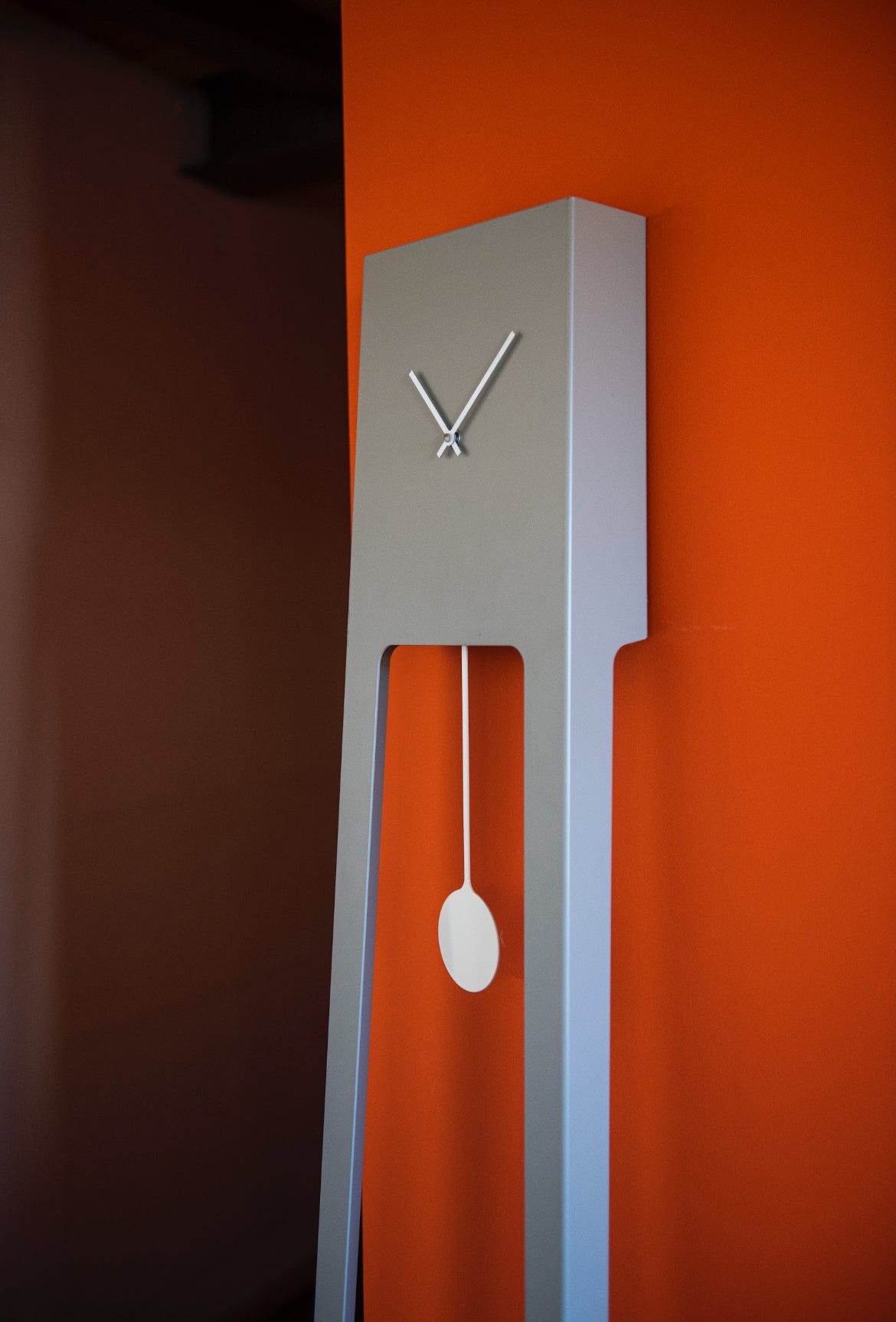 COVO Tiuku Pendulur – minimalistisk gulvur i pulverlakeret stål, designet af Ari Kanerva, H 190 cm