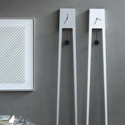 COVO Tiuku Pendulur – minimalistisk gulvur i pulverlakeret stål, designet af Ari Kanerva, H 190 cm