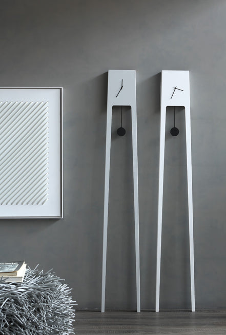 COVO Tiuku Pendulur – minimalistisk gulvur i pulverlakeret stål, designet af Ari Kanerva, H 190 cm