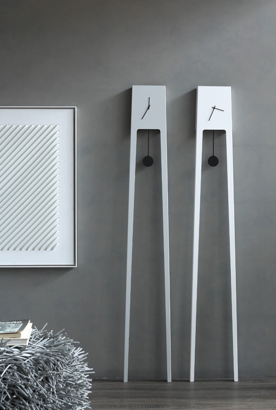 COVO Tiuku Pendulur – minimalistisk gulvur i pulverlakeret stål, designet af Ari Kanerva, H 190 cm