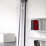 COVO Tiuku Pendulur – minimalistisk gulvur i pulverlakeret stål, designet af Ari Kanerva, H 190 cm