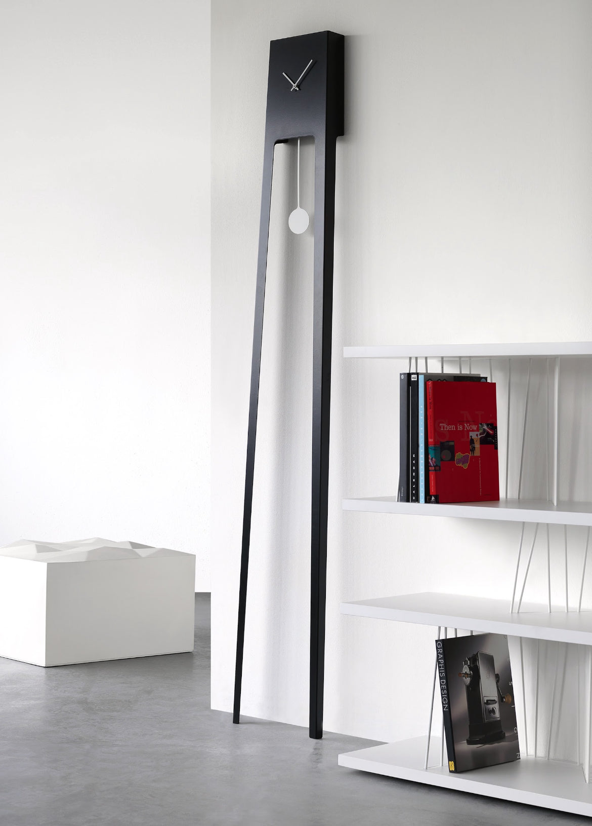 COVO Tiuku Pendulur – minimalistisk gulvur i pulverlakeret stål, designet af Ari Kanerva, H 190 cm