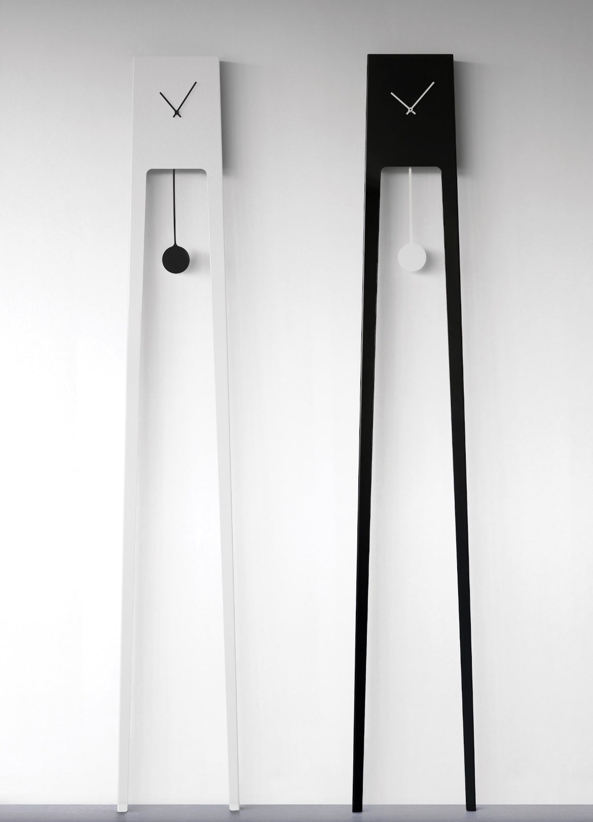 COVO Tiuku Pendulur – minimalistisk gulvur i pulverlakeret stål, designet af Ari Kanerva, H 190 cm