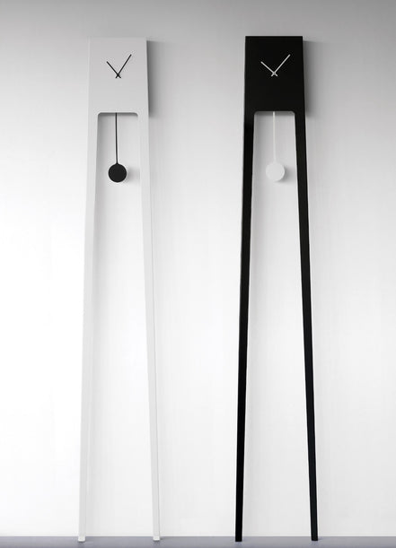 COVO Tiuku Pendulur – minimalistisk gulvur i pulverlakeret stål, designet af Ari Kanerva, H 190 cm