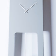 COVO Tiuku Pendulur – minimalistisk gulvur i pulverlakeret stål, designet af Ari Kanerva, H 190 cm