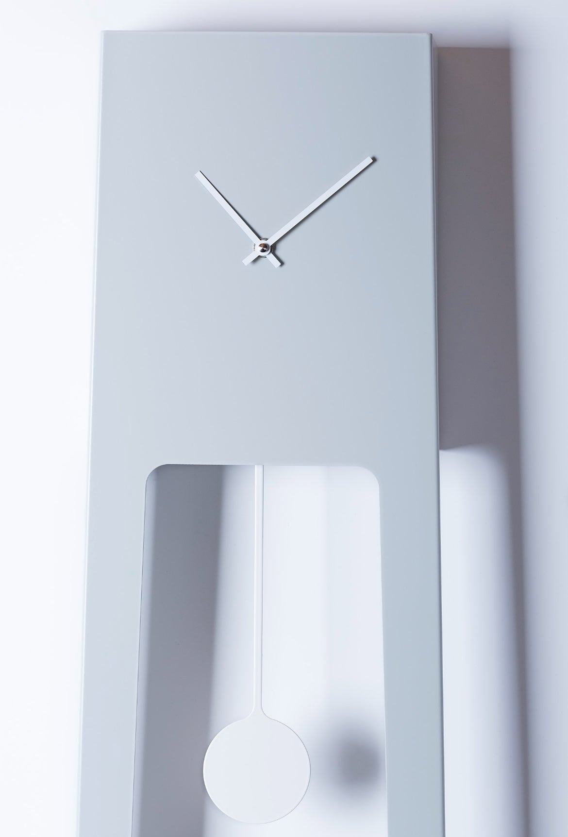 COVO Tiuku Pendulur – minimalistisk gulvur i pulverlakeret stål, designet af Ari Kanerva, H 190 cm