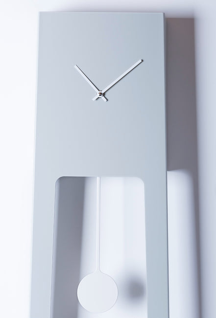 COVO Tiuku Pendulur – minimalistisk gulvur i pulverlakeret stål, designet af Ari Kanerva, H 190 cm