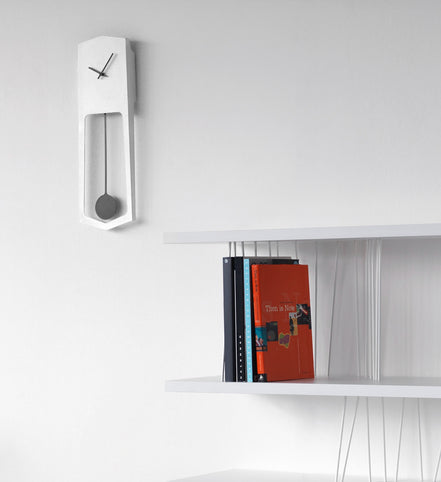 COVO AIKA Vægur – elegant pendulvægur i lakeret stål (18 × 4,2 × H 54 cm), designet af Ari Kanerva, til moderne boligindretning