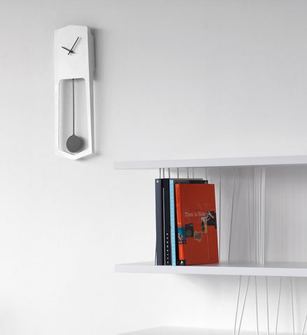 COVO AIKA Vægur – elegant pendulvægur i lakeret stål (18 × 4,2 × H 54 cm), designet af Ari Kanerva, til moderne boligindretning
