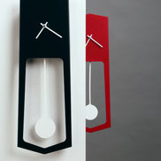 COVO AIKA Vægur – elegant pendulvægur i lakeret stål (18 × 4,2 × H 54 cm), designet af Ari Kanerva, til moderne boligindretning