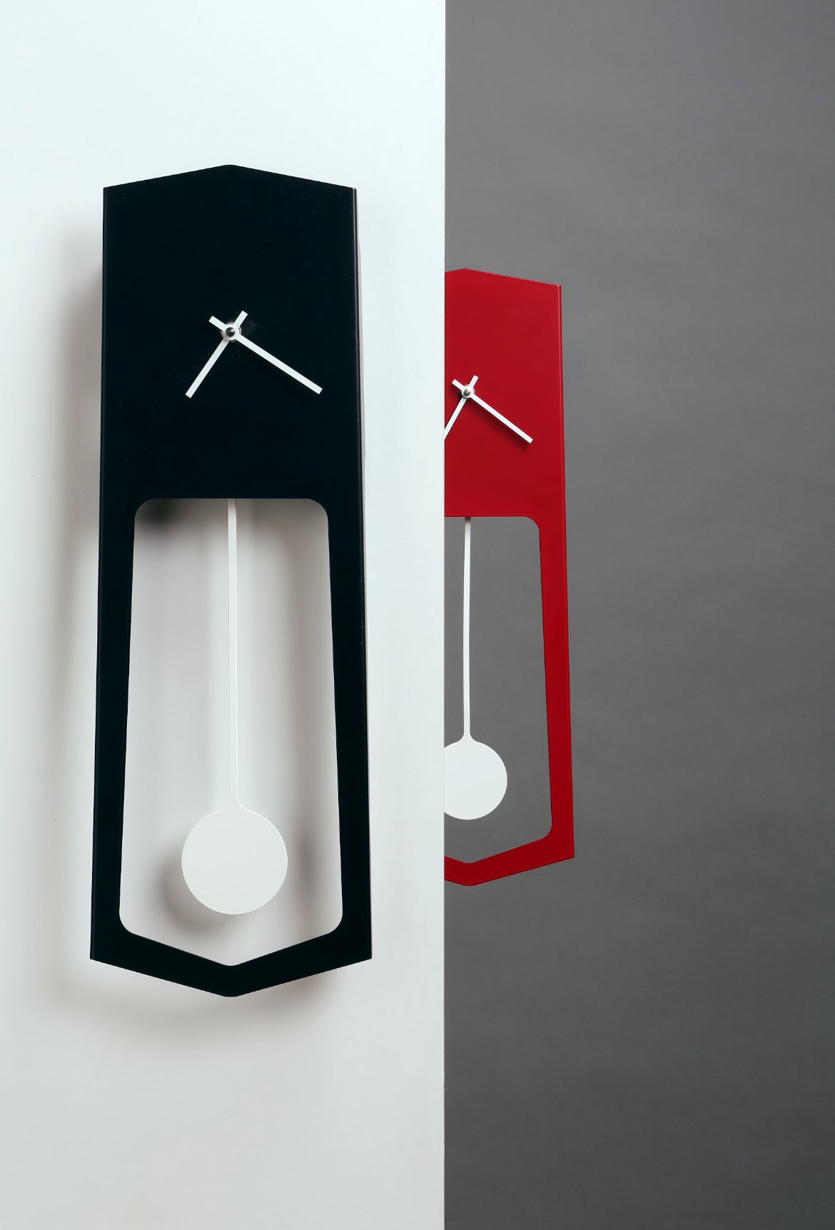 COVO AIKA Vægur – elegant pendulvægur i lakeret stål (18 × 4,2 × H 54 cm), designet af Ari Kanerva, til moderne boligindretning