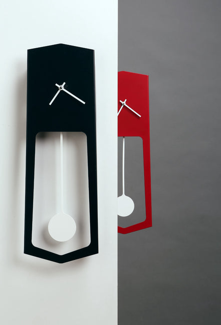 COVO AIKA Vægur – elegant pendulvægur i lakeret stål (18 × 4,2 × H 54 cm), designet af Ari Kanerva, til moderne boligindretning