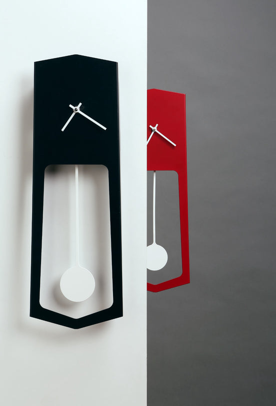 COVO AIKA Vægur – elegant pendulvægur i lakeret stål (18 × 4,2 × H 54 cm), designet af Ari Kanerva, til moderne boligindretning