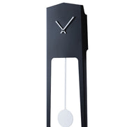 COVO AIKA Vægur – elegant pendulvægur i lakeret stål (18 × 4,2 × H 54 cm), designet af Ari Kanerva, til moderne boligindretning