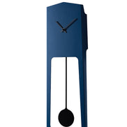 COVO AIKA Vægur – elegant pendulvægur i lakeret stål (18 × 4,2 × H 54 cm), designet af Ari Kanerva, til moderne boligindretning